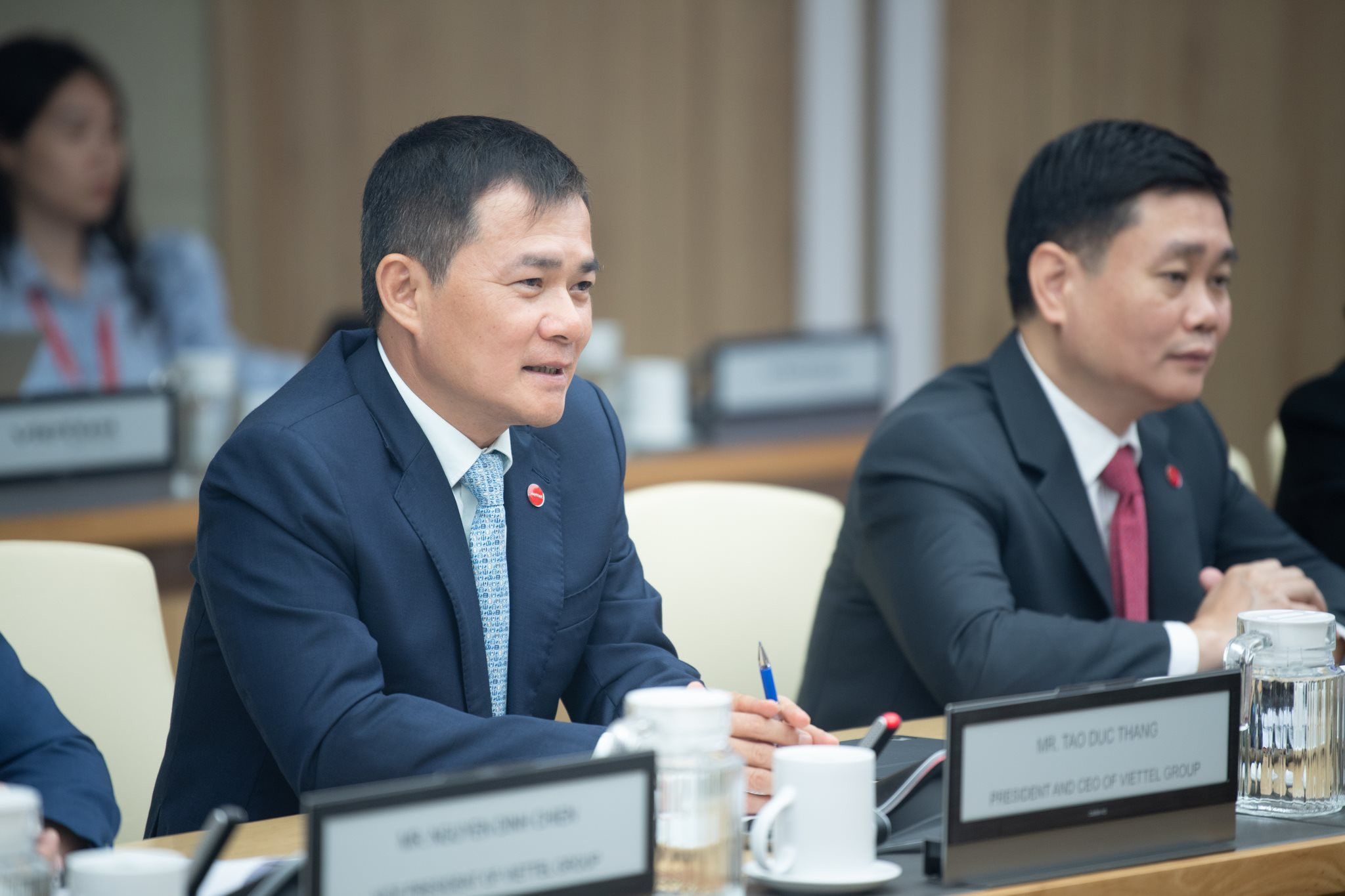 ong-tao-duc-thang-chu-tich-kiem-tong-giam-doc-tap-doan-viettel-trao-doi-cung-qualcomm-technologies.jpg