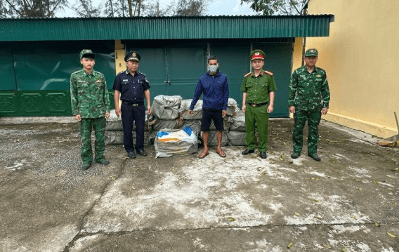 Kiểm tra một bè chở hàng chứa 16 bao tải dứa màu xanh, bắt giữ Nguyễn Văn Lực sinh năm 1976
