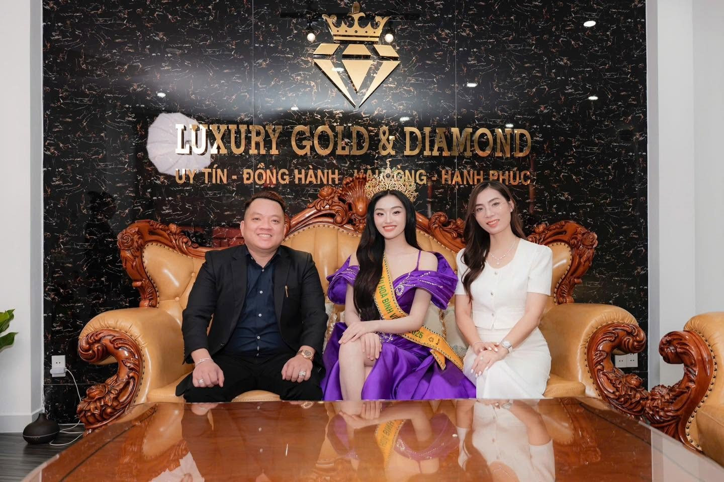 Nóng: Thêm thương hiệu kim cương từng tài trợ vương miện cho 2 cuộc thi hoa hậu tạm ngưng hoạt động