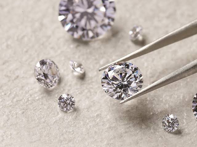 Chuyên gia kinh tế: Người Việt tích trữ kim cương để mong sinh lời là hiện tượng quá lạ lùng
