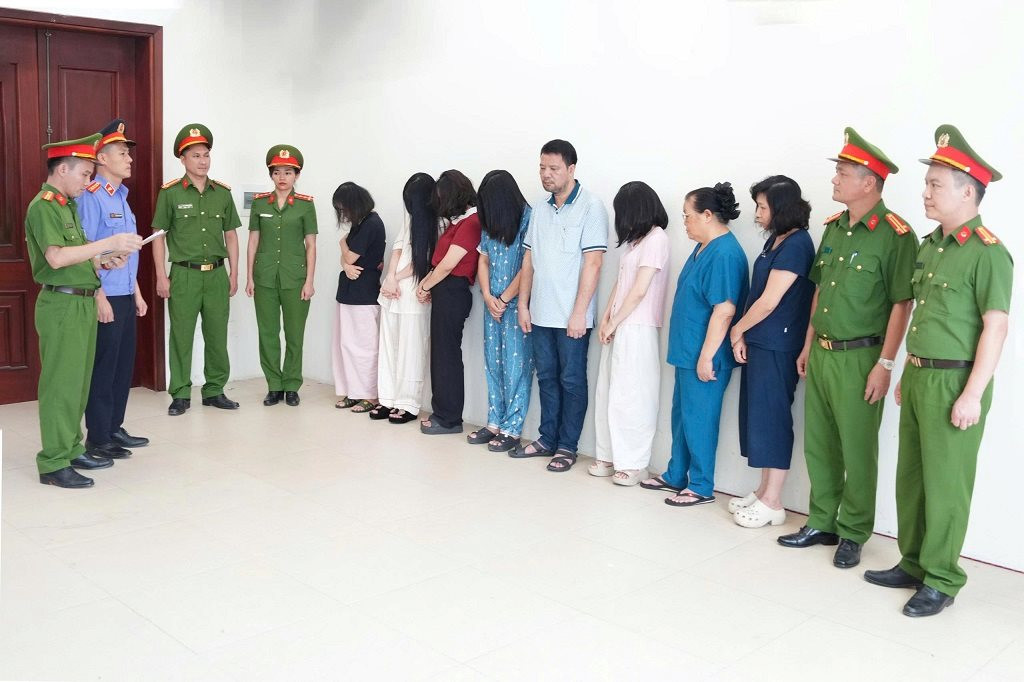 Một phòng khám đa khoa bị khám xét: Khởi tố 10 đối tượng do Tạ Thị Cẩm Vân (SN 1987) cầm đầu