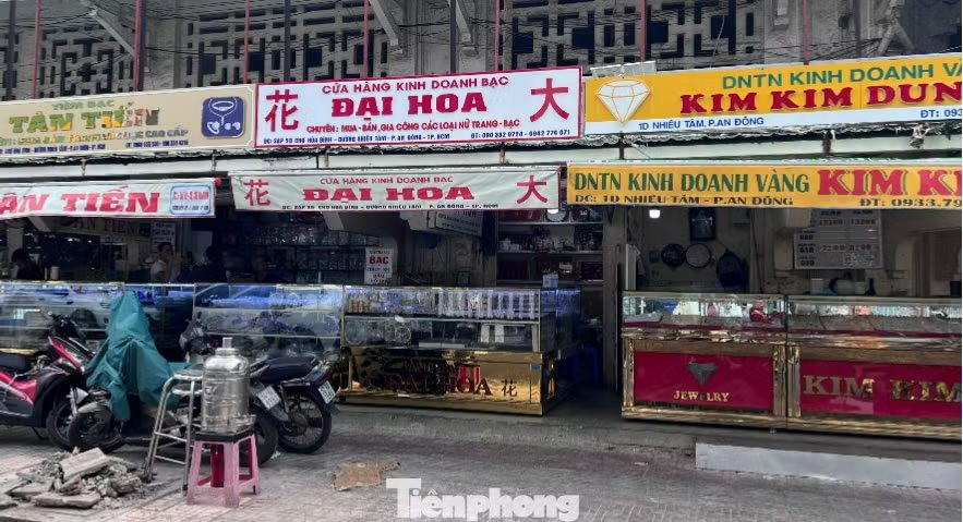 Người dân xếp hàng bán vàng, chịu lỗ cả chục triệu đồng/lượng: Khi nào kết thúc?