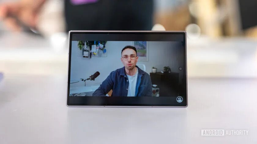 galaxy-z-fold-8.-video-on-cover-display-840w-472h.jpg.jpg