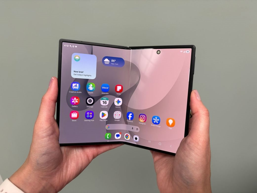 Thời thế đổi thay: Samsung không còn dẫn đầu, Galaxy Fold đang âm thầm học điều gì từ các đối thủ OPPO và Honor?