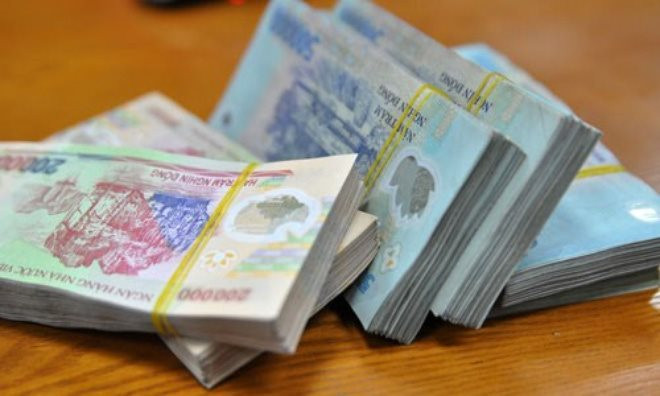 Công an điều tra cọc tiền mặt 100 triệu đồng nằm chỏng chơ bên đường, người phụ nữ ở Hà Nội được mời làm việc với cơ quan chức năng