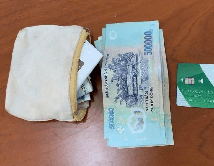 Phát hiện chiếc ví chứa xấp tiền mệnh giá 500.000 đồng và 1 thẻ ngân hàng tại 1 quán cà phê: Công an lập tức vào cuộc xác minh