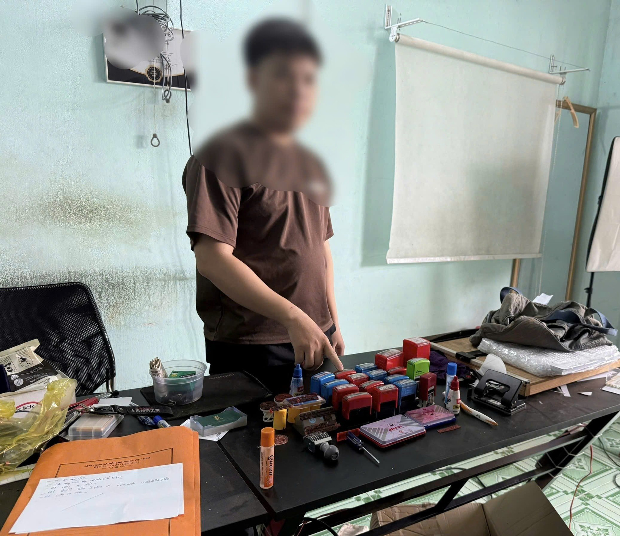 Kiểm tra hành chính 1 quán photocopy, phát hiện chủ quán SN 1994 làm giả loạt con dấu, tài liệu của nhiều cơ quan, tổ chức

