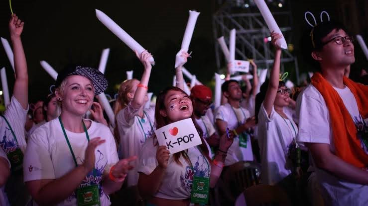 Những dòng mã đang viết lại văn hóa fandom: Liệu bạn chọn idol hay thuật toán chọn giúp bạn?