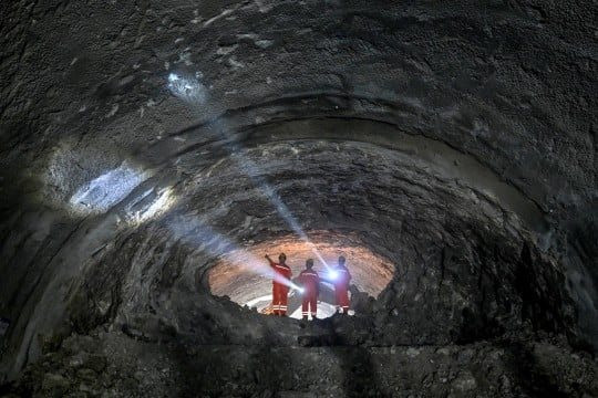 Láng giềng Việt Nam thả cỗ máy khổng lồ xuống nước, khoan xuyên nhiều lớp đất đá, lộ diện 'kỳ quan' chưa từng có dưới con sông dài thứ 3 thế giới