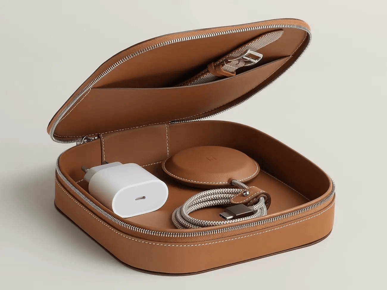 Hermès và Apple: Khi hệ sinh thái công nghệ trở thành thị trường của ngành hàng xa xỉ