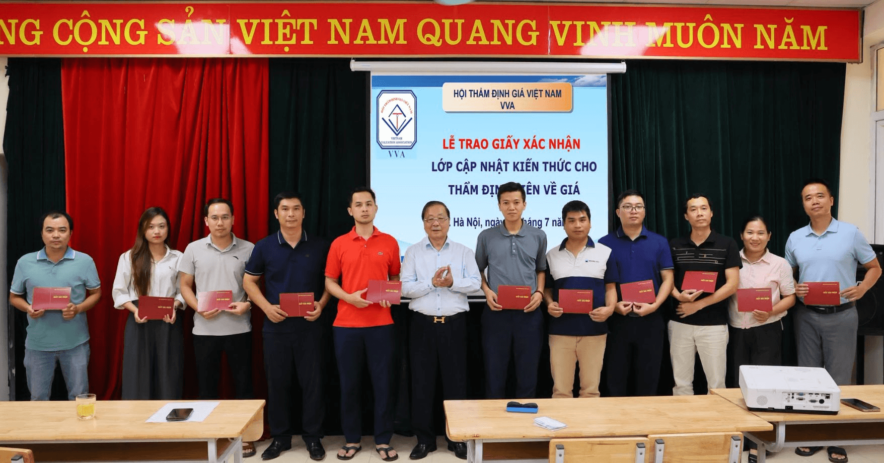 Bế giảng lớp cập nhật kiến thức về thẩm định giá CNKT2026.10 tại Hà Nội