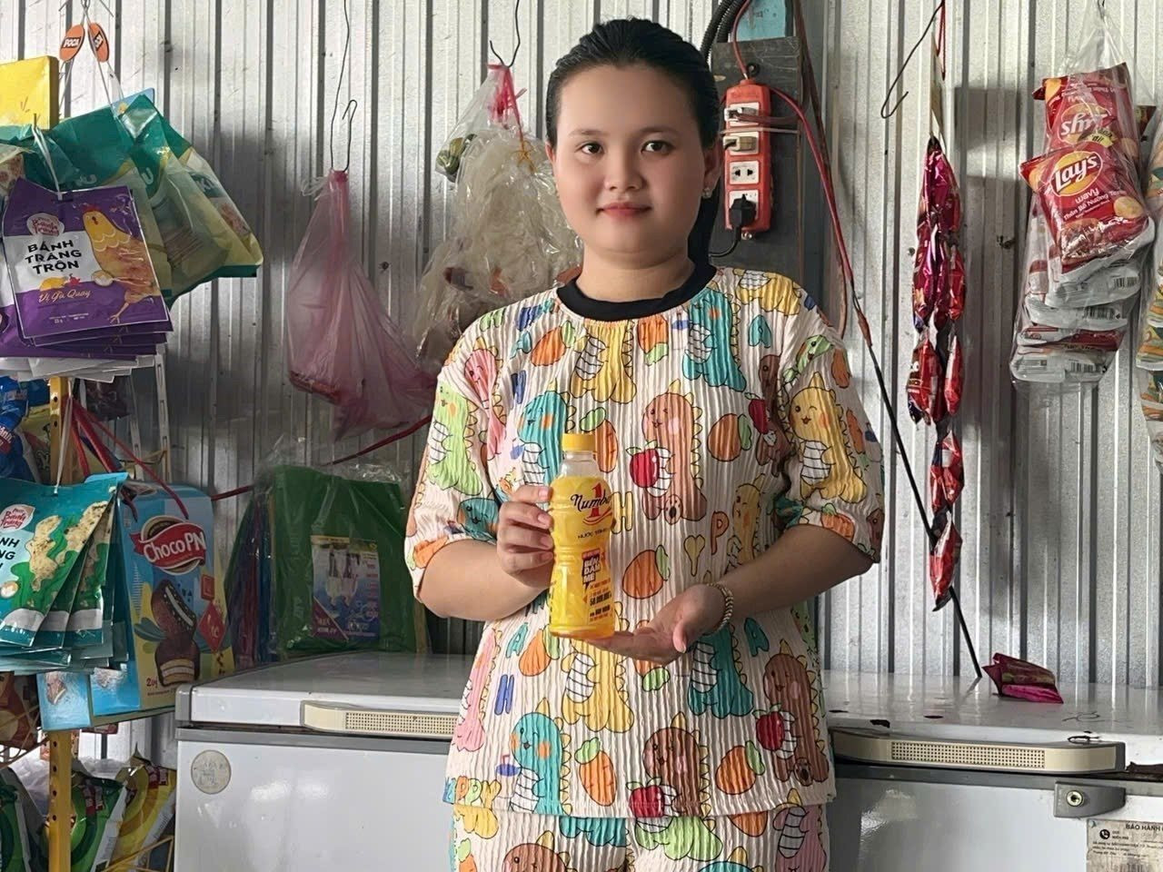 Sau câu chuyện trúng 50 triệu đồng, cả xóm nhỏ miền Tây giữ thói quen “xé nhãn nhập mã” sau mỗi lần giải khát