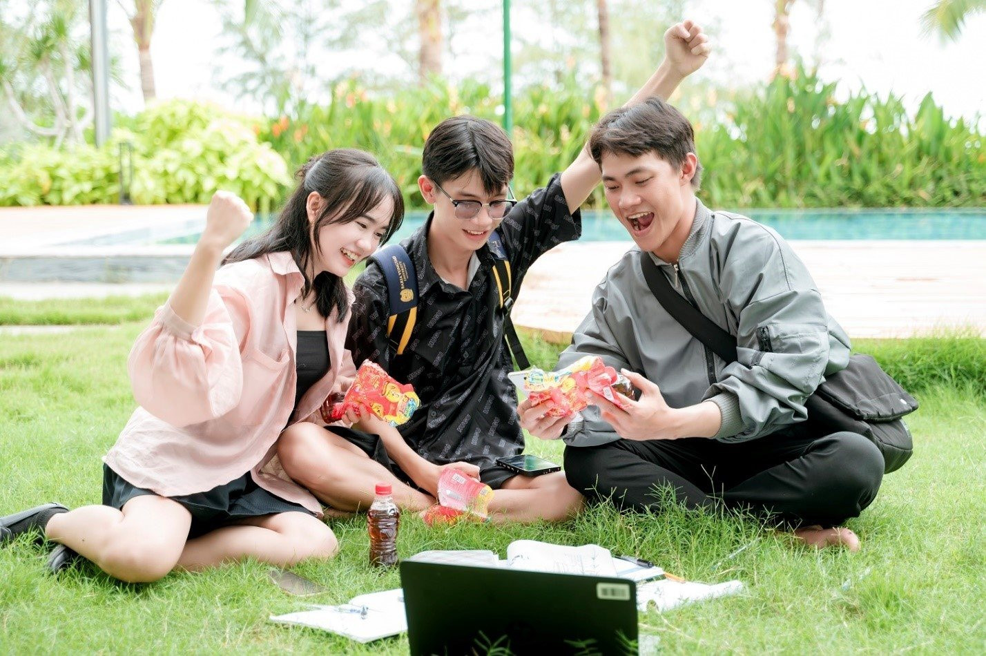 Giữa ngày nắng nóng, nhiều người giữ lại chai thêm vài giây để “xé nhãn nhập mã” sau khi giải khát