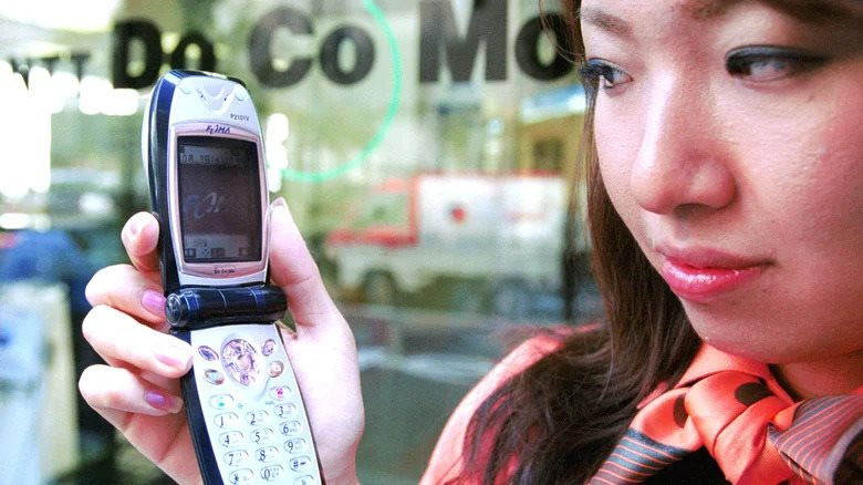 keitai-phones-1784836661.jpg