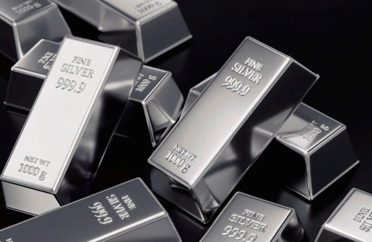 Một thế lực bất ngờ "gom" gần 90 tấn bạc trong một ngày