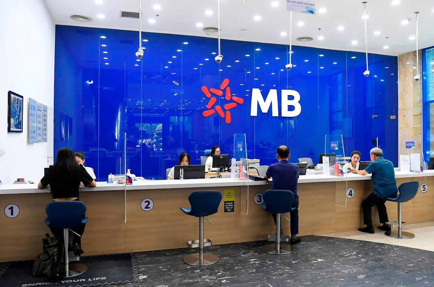 Lãi suất ngân hàng 1/8 tại Agribank, Vietcombank, BIDV, VietinBank, MB, Sacombank, HDBank,...
