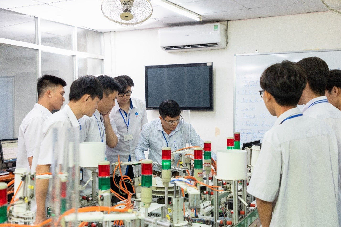 tuyen-sinh-thac-si-tien-si-tai-truong-dai-hoc-cong-thuong-thanh-pho-ho-chi-minh-co-hoi-nang-cao-trinh-do-hoc-van-va-nghien-cuu-khoa-hoc-1.jpg