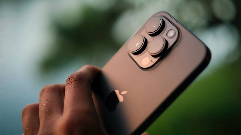 iphone-14-pro-mano-trasera.jpeg