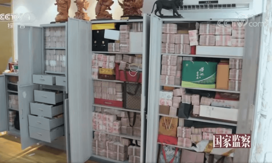 Tịch thu vàng và gần 780 tỷ đồng tiền mặt xếp chồng như kệ siêu thị tại một căn hộ
