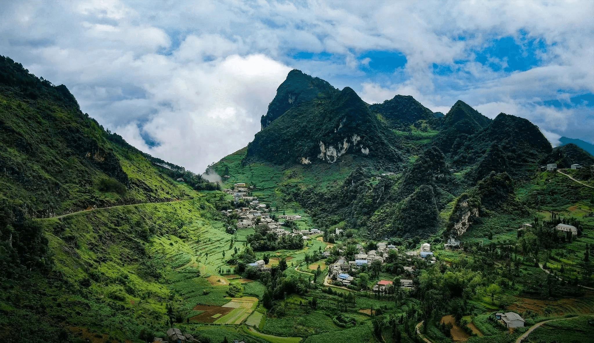 Việt Nam có 1 nơi mát mẻ quanh năm chỉ khoảng 20 độ, sở hữu cung đường thuộc nhóm "tứ đại đỉnh đèo", được Oscar du lịch vinh danh liên tục