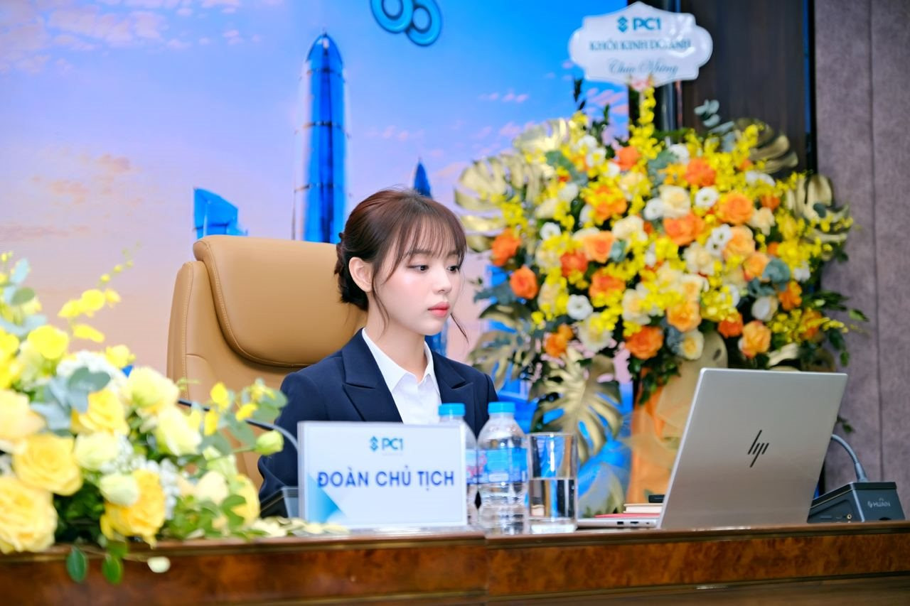 Chữ ký của nữ Chủ tịch xinh đẹp sinh năm 1999 ra sao?