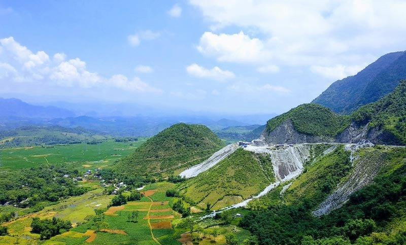 Việt Nam có 1 nơi khí hậu mát mẻ quanh năm, bao quanh là núi đá được Sun Group nhắm tới làm siêu tổ hợp 21.000 tỷ đồng gồm cáp treo, tắm khoáng, khu vui chơi
