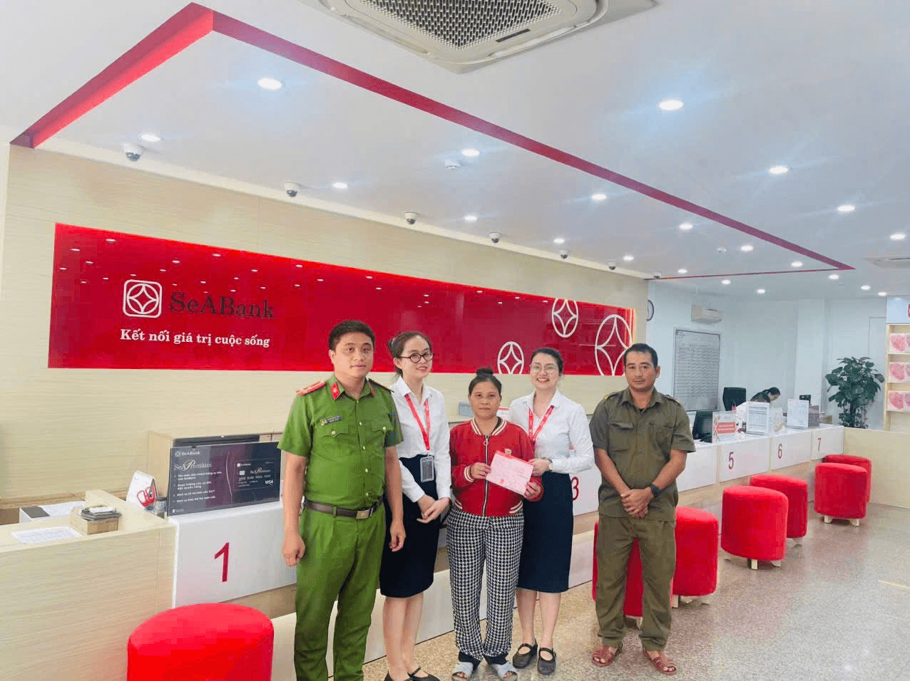 Một tài khoản ngân hàng chưa từng được sử dụng bất ngờ có số dư 100 triệu đồng