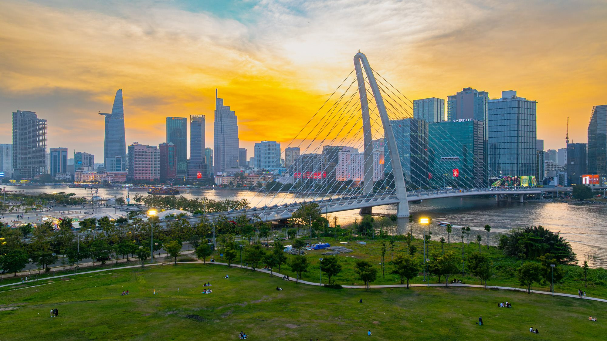 8_thi-truong-van-phong.jpg