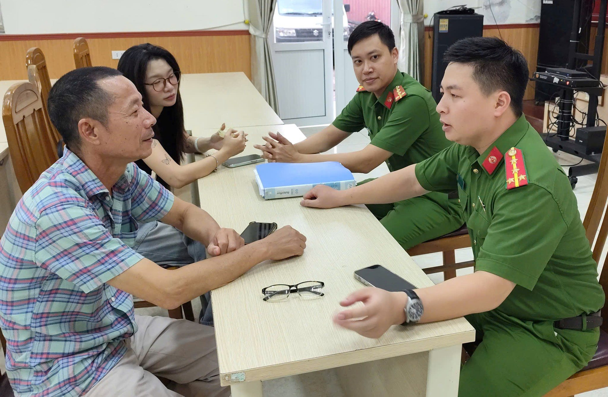 Nhận cuộc gọi yêu cầu chuyển khoản nộp phí quyền sử dụng đất, người đàn ông lập tức báo công an