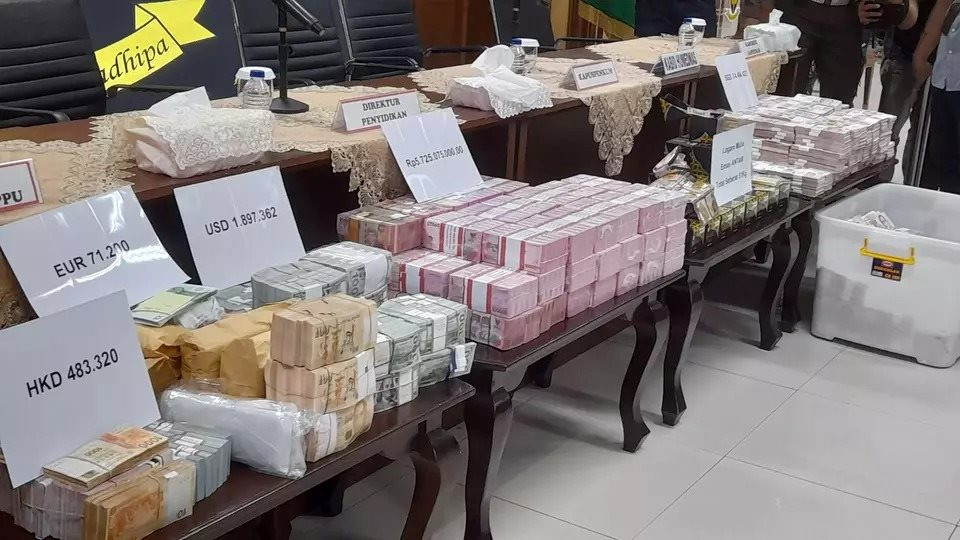 Tịch thu 51 kg vàng trị giá 185 tỷ đồng và 1.300 tỷ tiền mặt tại nhà riêng 1 người lương 29 triệu đồng/tháng