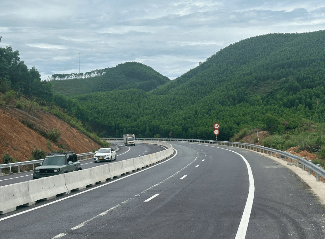 Cao tốc La Sơn - Hòa Liên sắp về đích, chạy đua với sạt trượt