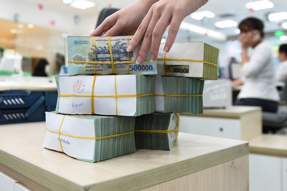 Ngân hàng đồng loạt giảm lãi suất cho vay, tung gói tín dụng ưu đãi