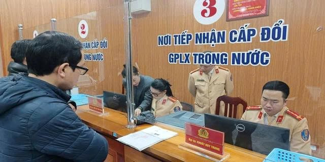 Thông tin về giấy phép lái xe, công an yêu cầu người dân chủ động cập nhật ngay