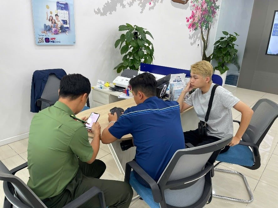 Công an xác minh giao dịch 107 triệu đồng chuyển đến tài khoản của thanh niên SN 2001