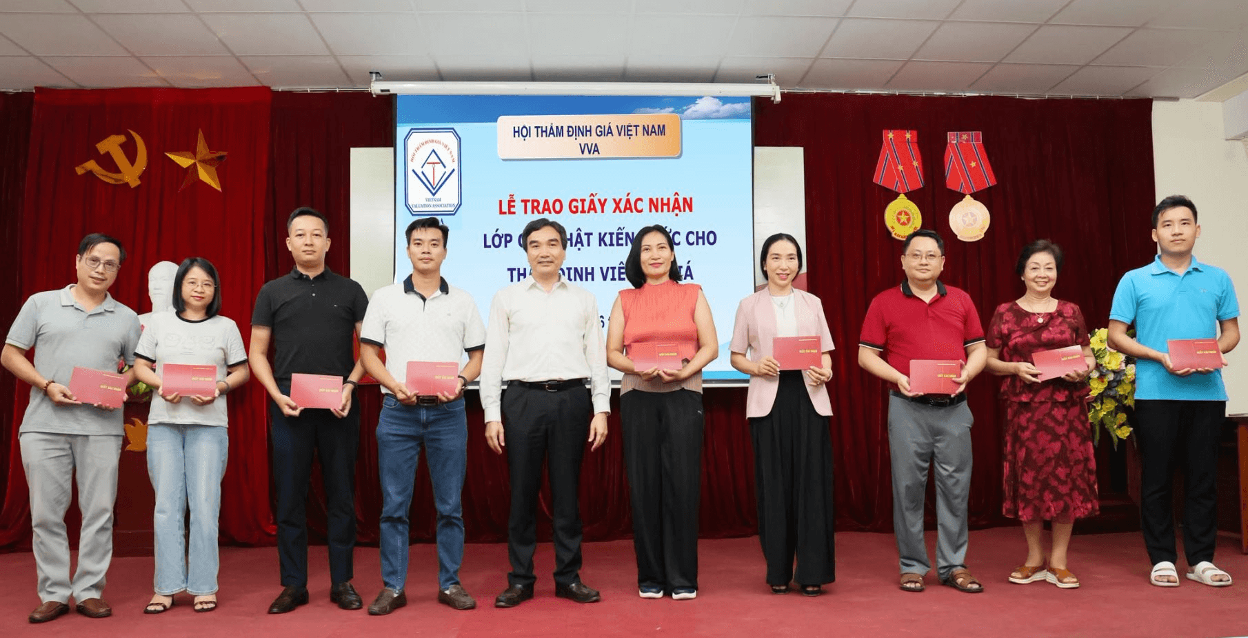Bế giảng lớp cập nhật kiến thức về thẩm định giá CNKT2026.12 