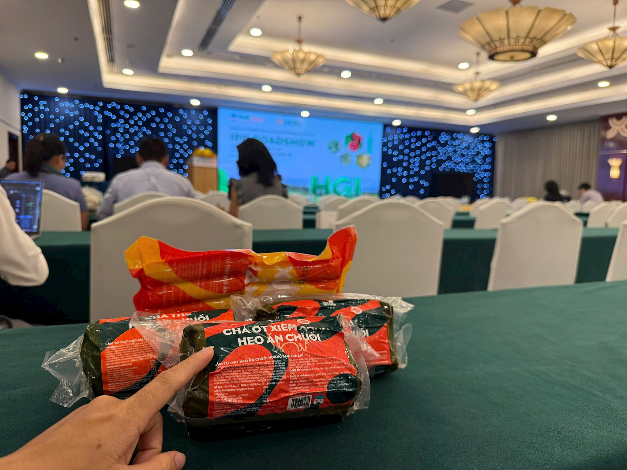 Bầu Đức tặng quà đặc biệt: Chả ớt xiêm heo ăn chuối và chả thủ heo ăn chuối