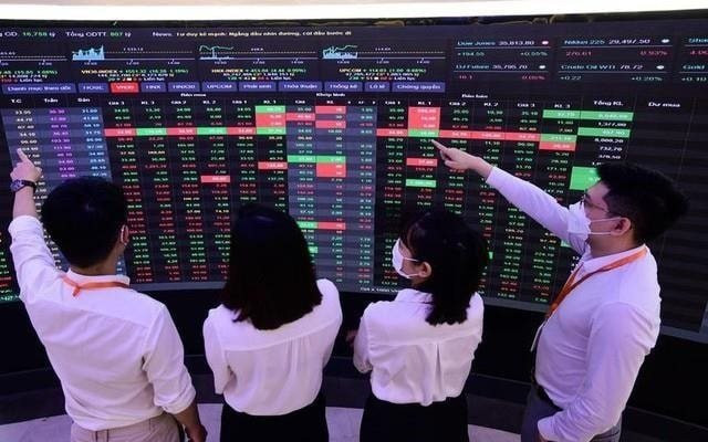 Cổ phiếu dầu khí bùng nổ, dòng tiền nhà đầu tư vẫn thận trọng