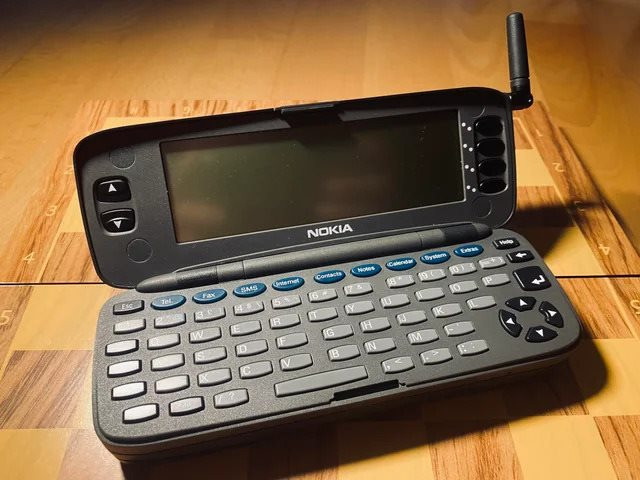 Ngày xưa ai mà dùng chiếc Nokia 9000 Communicator này thì "sang chảnh" kém gì iPhone 17 Pro Max bây giờ