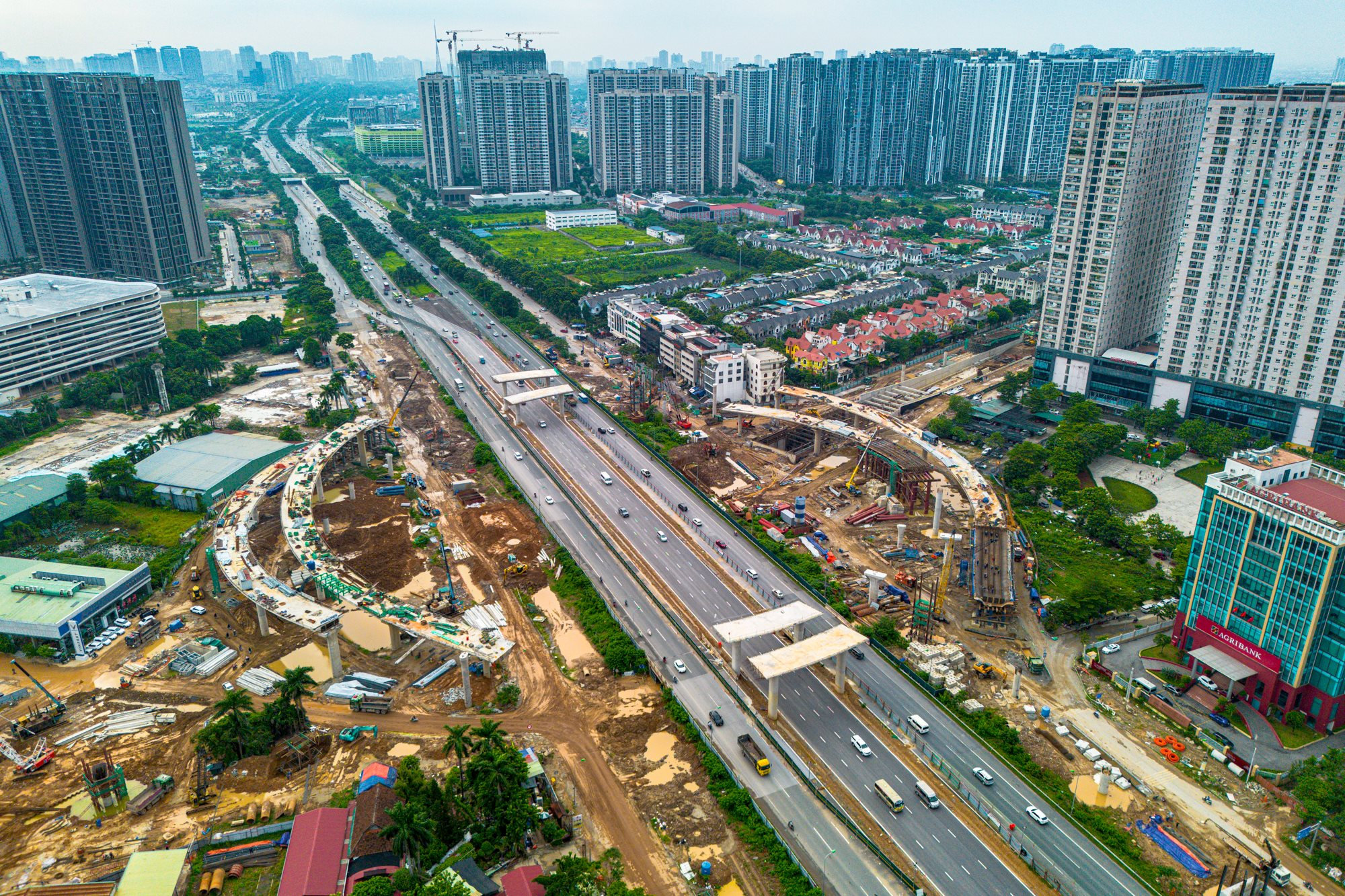 Toàn cảnh nút giao gần 2.400 tỷ vượt đại lộ rộng nhất Việt Nam đang dần thành hình, loạt đại đô thị của Vingroup, Geleximco được hưởng lợi