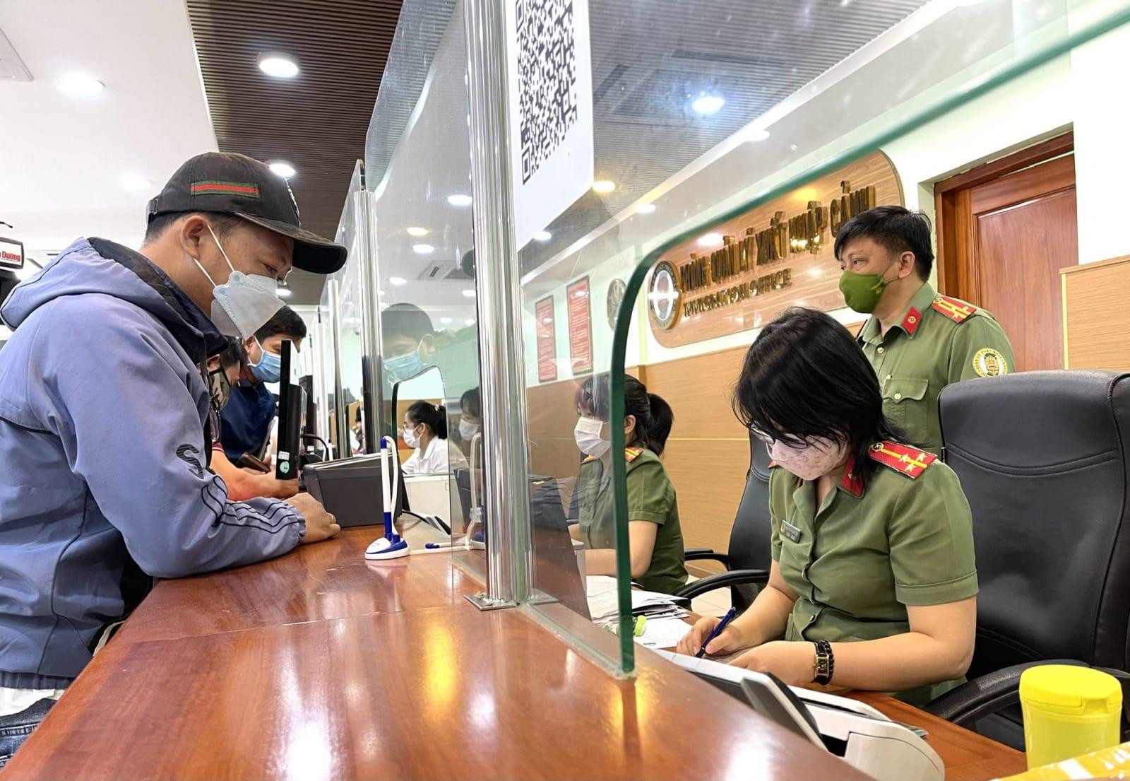 Thông báo mới từ cơ quan Thuế: 30 ngày nữa, loạt cá nhân sau đây sẽ bị tạm hoãn xuất cảnh 