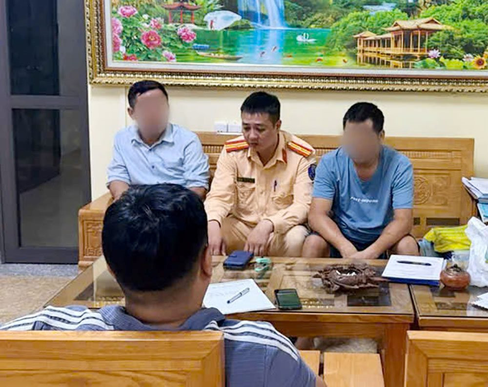 Kiểm tra xe taxi và phát hiện hành khách có biểu hiện bất thường, Công an ngay lập tức tiếp cận và thành công ngăn chặn một vụ lừa đảo