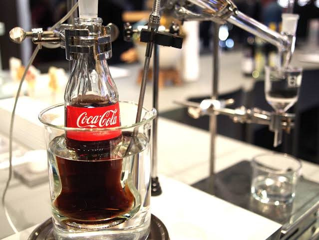“Đột kích” phòng nghiên cứu bí mật của Coca-Cola, phát hiện cỗ máy pha chế “soda bẩn”