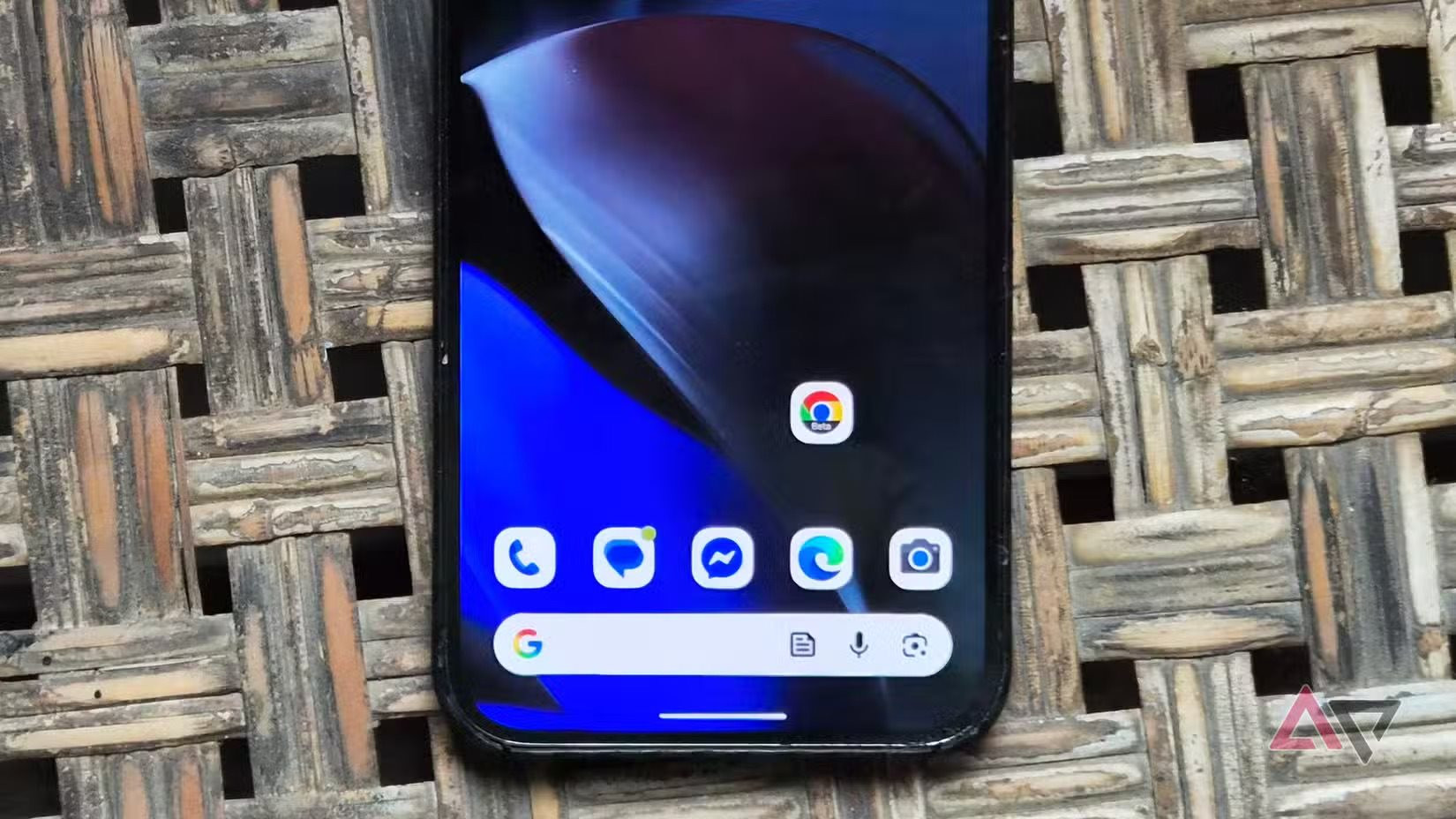 microsoft-edge-browser-and-google-chrome-apps-on-google-pixel-phone.jpeg