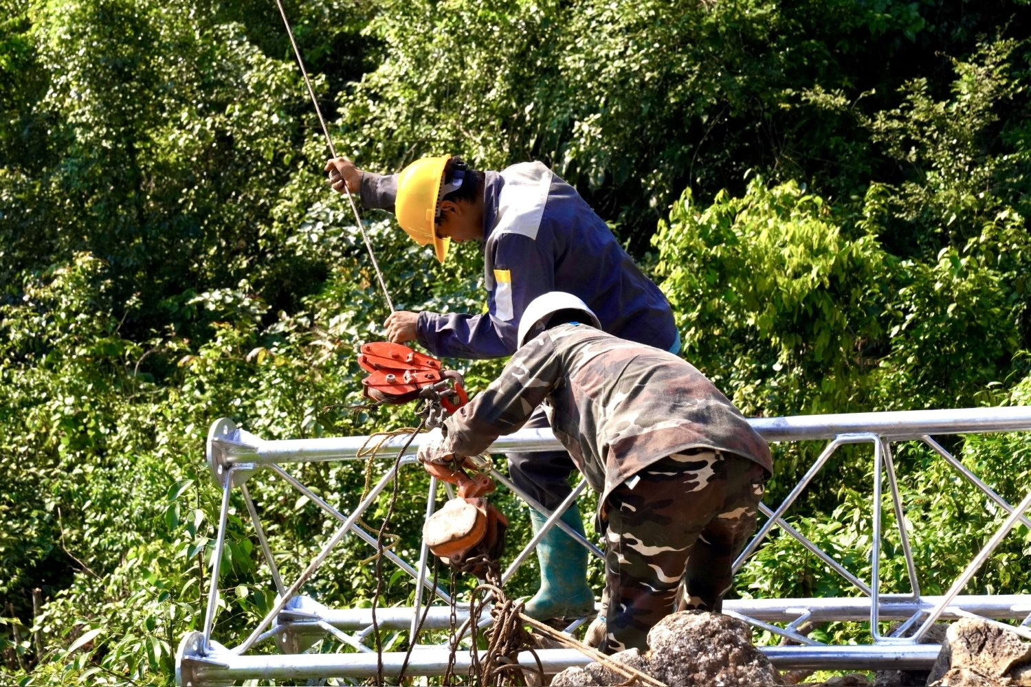 Viettel đưa sóng lên núi Cao Bằng: Dùng động cơ xe máy cũ kéo hàng tấn sắt thép lên đồi cao