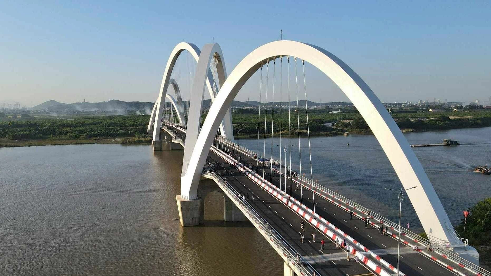 Việt Nam có cầu vòm thép 1.900 tỷ đồng cao nhất trong lịch sử, huy động đến siêu cần cẩu 800 tấn để xây dựng trong 5 năm 