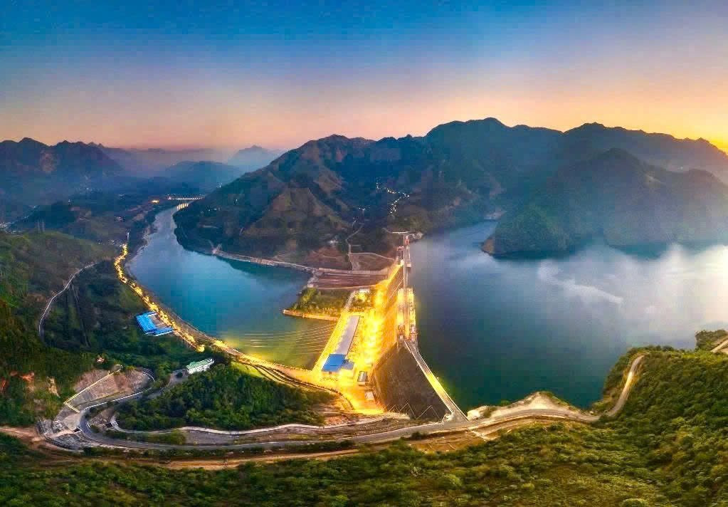 Đập bê tông nứt dài 100m nhưng vẫn không dừng thi công, công trình 2,3 tỷ USD hiện đại tạo thành công lớn 