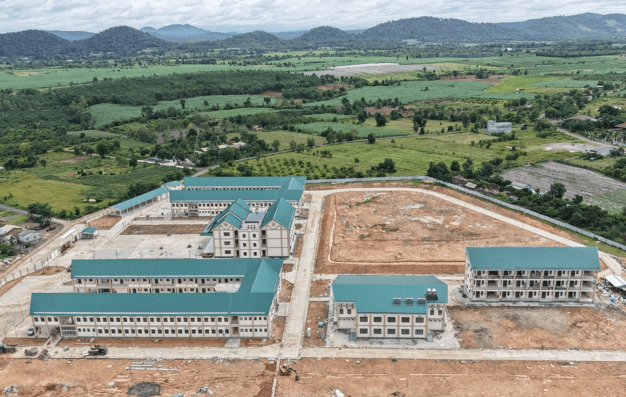 Việt Nam vừa hoàn thành 1 trường nội trú liên cấp quy mô gần 6ha, đầu tư 158 tỷ đồng: Thi công chỉ trong 9 tháng, ký túc xá có điều hòa, bình nóng lạnh
