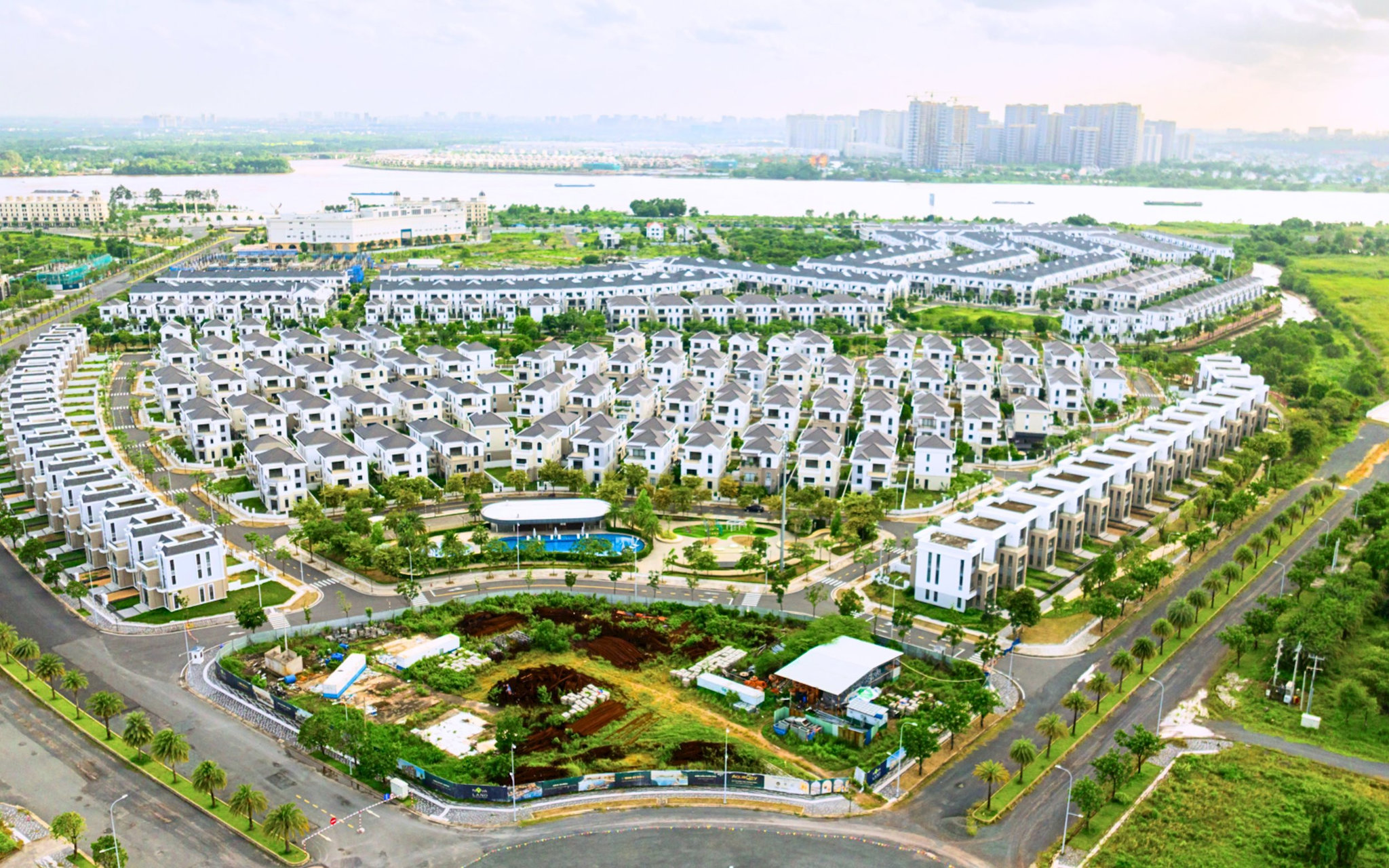 Nhà phố, biệt thự TP.HCM, Đồng Nai, Tây Ninh diễn biến “lạ”
