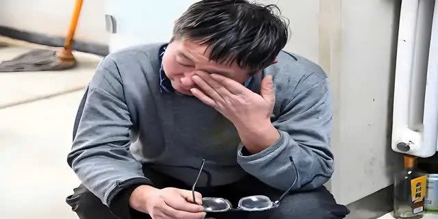 Lương hơn 13 triệu nhưng công ty chuyển 4 tỷ đồng và ghi rõ là thưởng, sau đó tài khoản bị phong tỏa, người đàn ông bị kiện