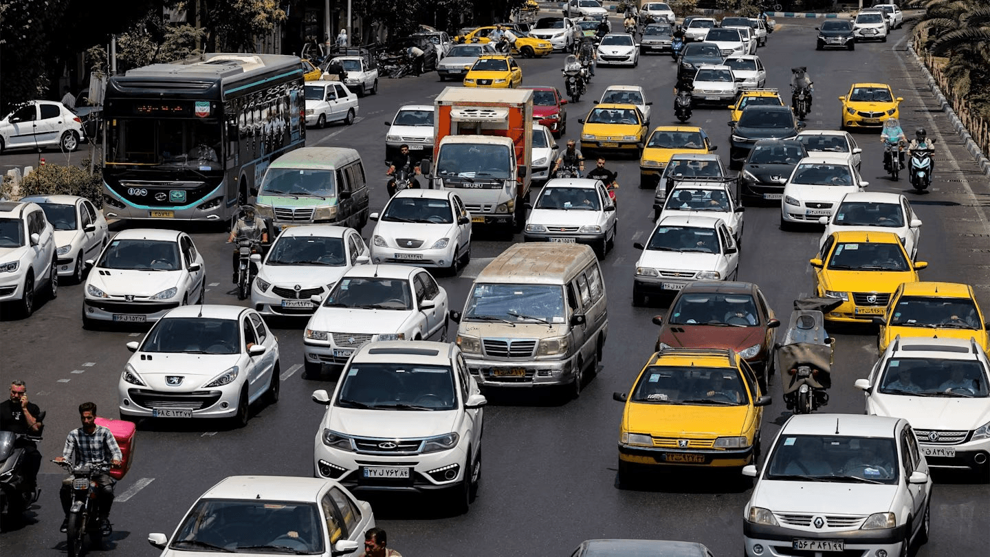 Bán chưa tới 1.000 đồng/lít xăng, nền kinh tế hơn 90 triệu dân đang thiếu nhiên liệu nghiêm trọng, hàng dài người xếp hàng chờ đổ xăng